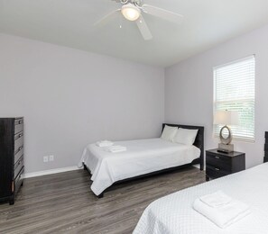 3 habitaciones, tabla de planchar con plancha, wifi y ropa de cama 
