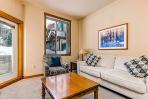 Televisión, chimenea, futbolito, mesa de ping pong