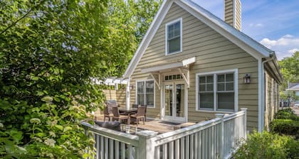 Pasos de 3BR Beach Cottage a las orillas arenosas de Sheridan Beach del lago Michigan