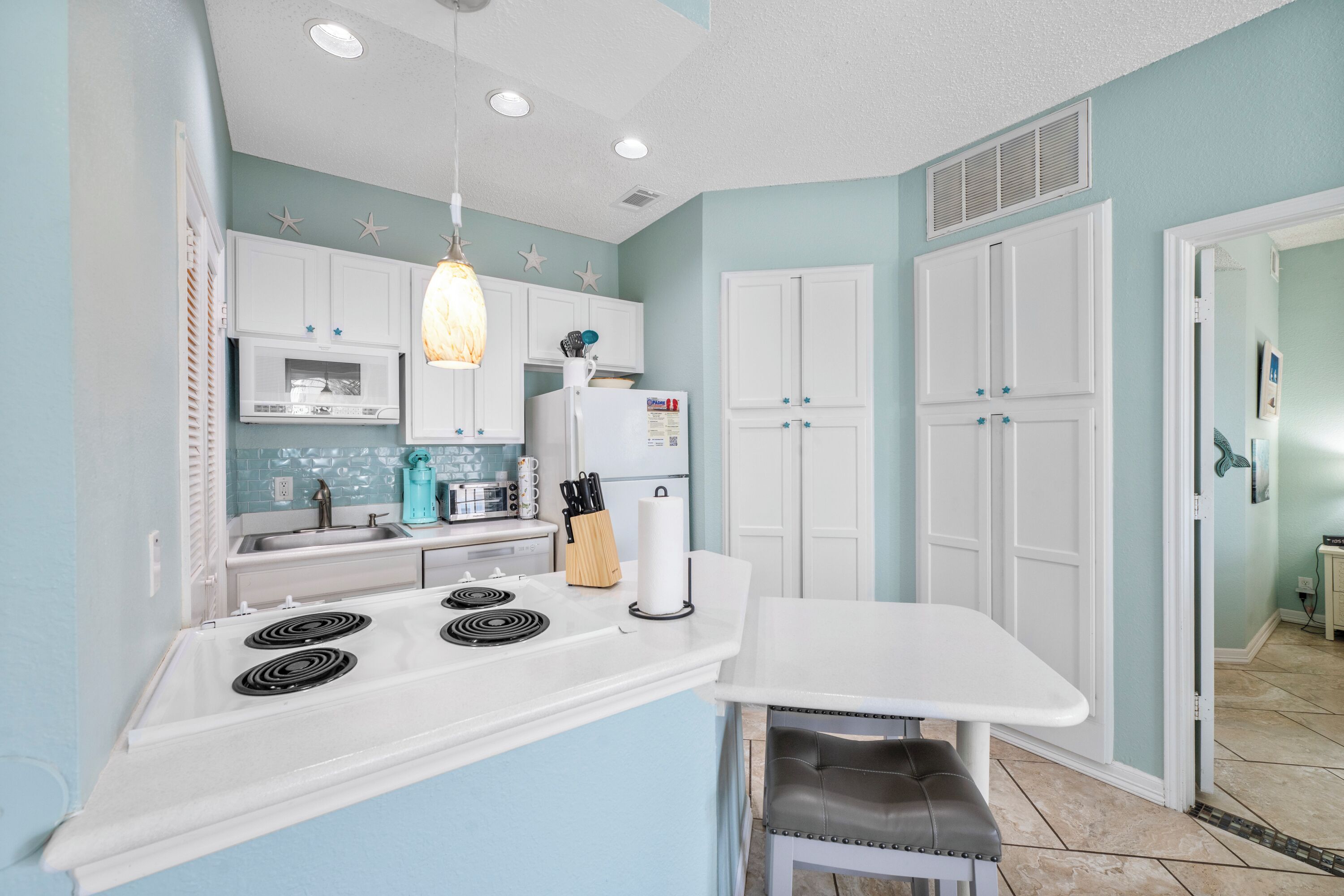 Refrigerador, microondas, horno y parrilla de estufa 