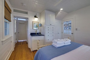 2 bedrooms, iron/ironing board, internet, bed sheets