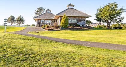 Kaunis, koiraystävällinen mökki suurella pihalla - vain muutaman korttelin päässä rannasta