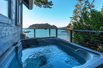 Raven House - Hot Tub,  Romantic Ocean Views!