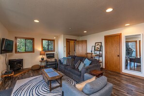 Smart TV, fireplace - Raven House - Hot Tub,  Romantic Ocean Views! (Trinidad)