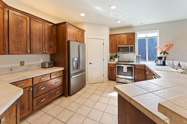 冷蔵庫、電子レンジ、オーブン、コンロ