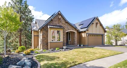 Quinn Creek - Gorgeous and Updated! Perfect Location in NW Bend, Pool Table, 20 Min To Bachelor!