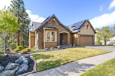 Quinn Creek - Gorgeous and Updated! Perfect Location in NW Bend, Pool Table, 20 Min To Bachelor!