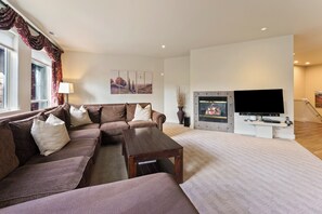 Téléviseur, foyer, lecteur de DVD, table de ping-pong