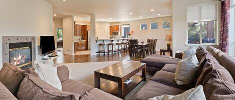 Télévision, cheminée, lecteur de DVD, table de tennis de table