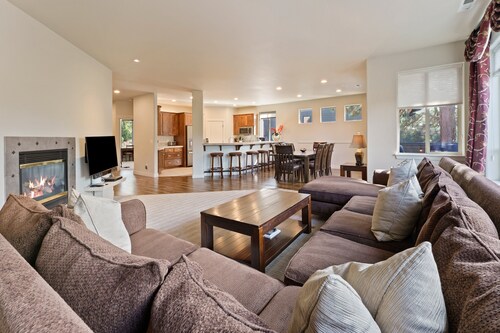 Quinn Creek - Gorgeous and Updated! Perfect Location in NW Bend, Pool Table, 20 Min To Bachelor!