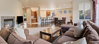 Quinn Creek - Gorgeous and Updated! Perfect Location in NW Bend, Pool Table, 20 Min To Bachelor!