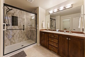 Shower, hair dryer, towels - Quinn Creek - Gorgeous and Updated! Perfect Location in NW Bend, Pool Table, 20 Min To Bachelor! (Bend)