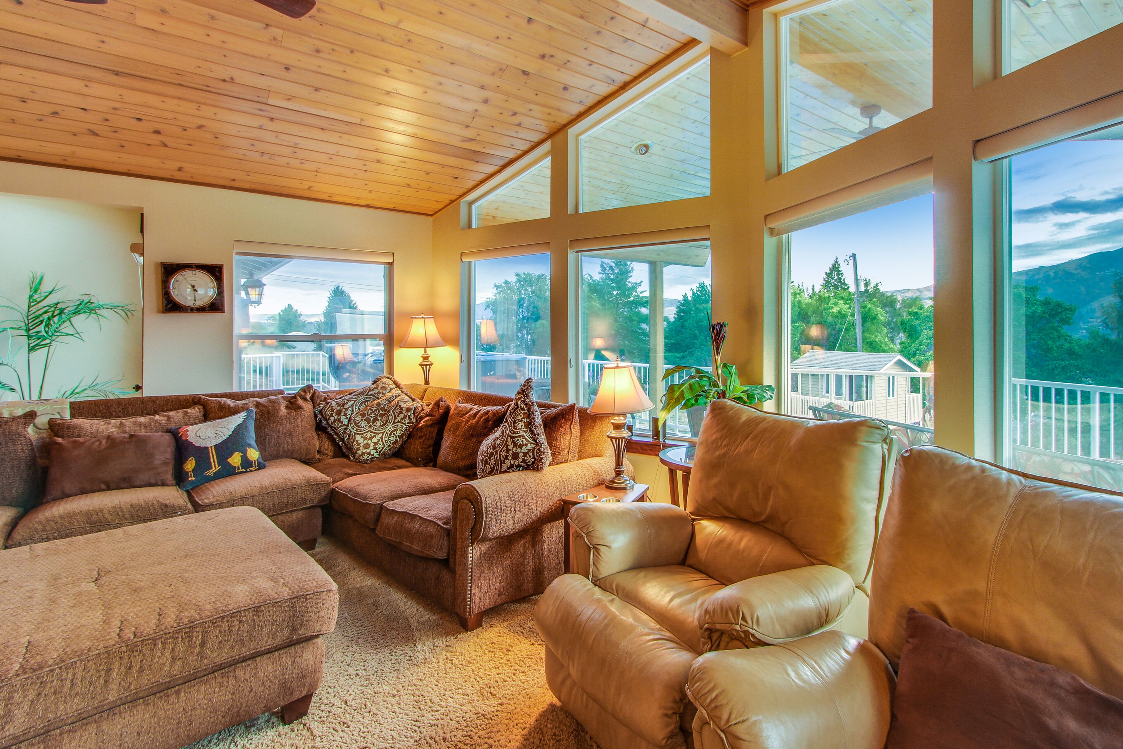 TV, peis, DVD-spiller og bøker