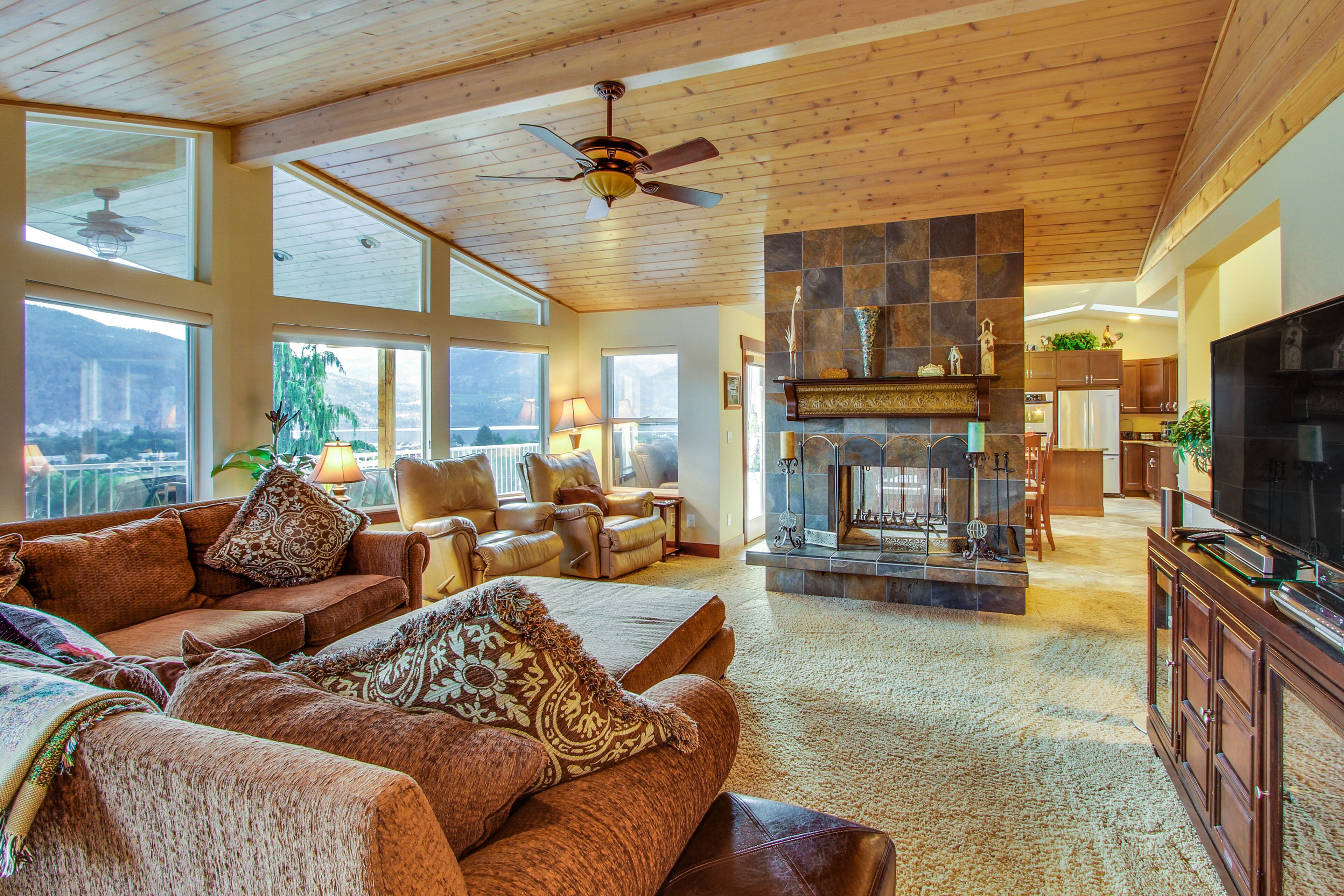 TV, peis, DVD-spiller og bøker