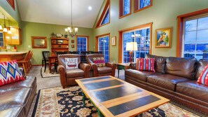 Fernseher, Kamin, Tischfußball, Tischtennisplatte