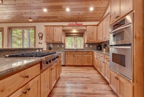 Cafetera y tetera y utensilios de cocina 