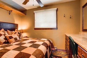 1 bedroom, desk, free WiFi, bed sheets