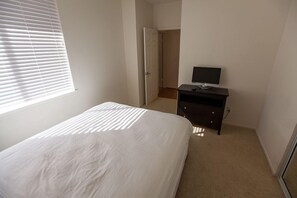 3 bedrooms, desk, free WiFi, bed sheets - Modern 3BR Kierland Condo with Pool, Balcony & Prime Scottsdale Location (Scottsdale)