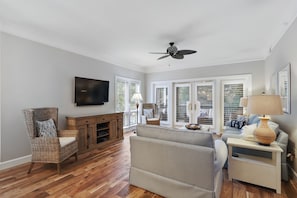 TV - Gorgeous oceanside villa located on the first floor - Short walk to the beach (Hilton Head)