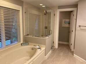 Shower, towels - Gorgeous oceanside villa located on the first floor - Short walk to the beach (Hilton Head)