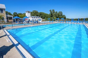 Outdoor pool, a heated pool - Spacious Family Friendly Resort Beach House (Michigan City)