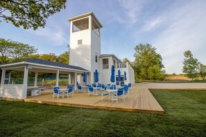 Outdoor dining - Spacious Family Friendly Resort Beach House (Michigan City)