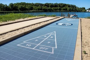 Sports court - Spacious Family Friendly Resort Beach House (Michigan City)