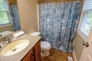 Suihkun ja ammeen yhdistelmä, hiustenkuivaaja, pyyhkeet, vessapaperi