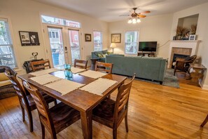 Dining - Spacious Family Friendly Resort Beach House (Michigan City)