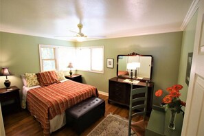 3 bedrooms, desk, iron/ironing board, travel cot