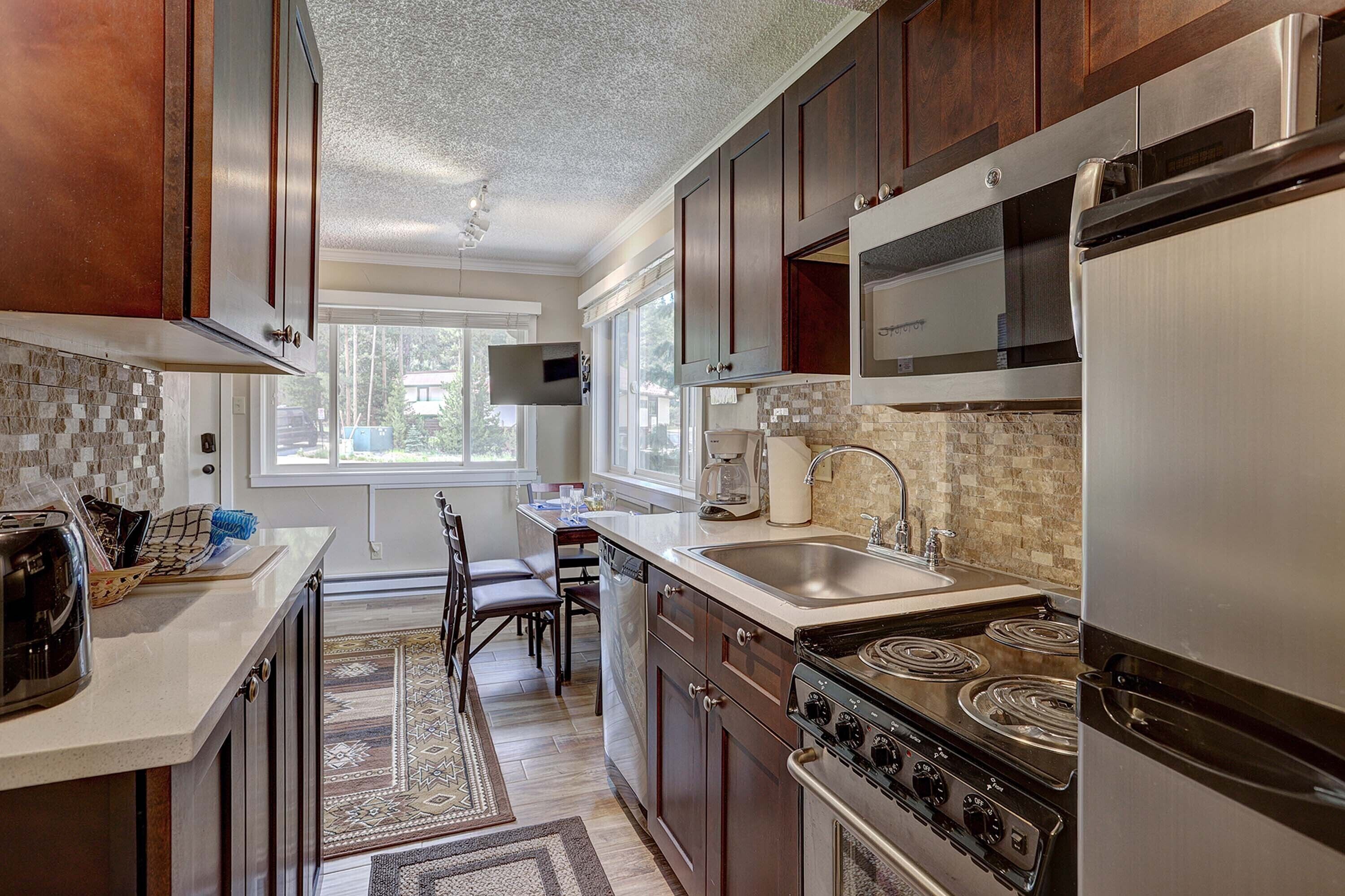 Kjøleskap, mikrobølgeovn, ovn og kokeplater