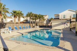 Piscine chauffée, chaises longues