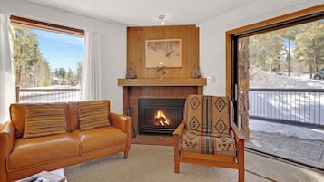 Flatskjerm-TV og peis