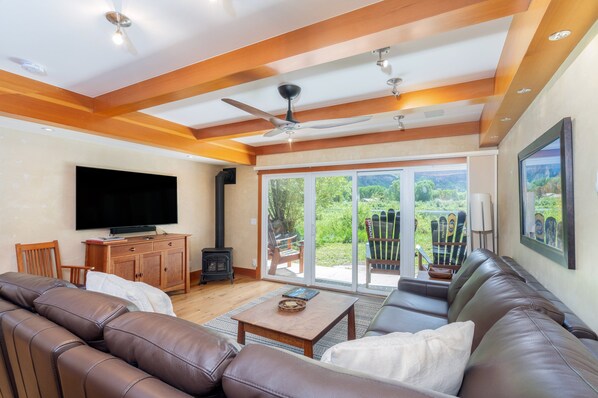 Una televisión, una chimenea, un reproductor de DVD