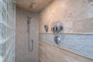 Baignoire, sèche-cheveux, serviettes fournies