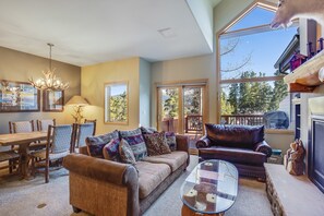 テレビ、暖炉、DVD プレーヤー