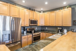 冷蔵庫、電子レンジ、オーブン、コンロ