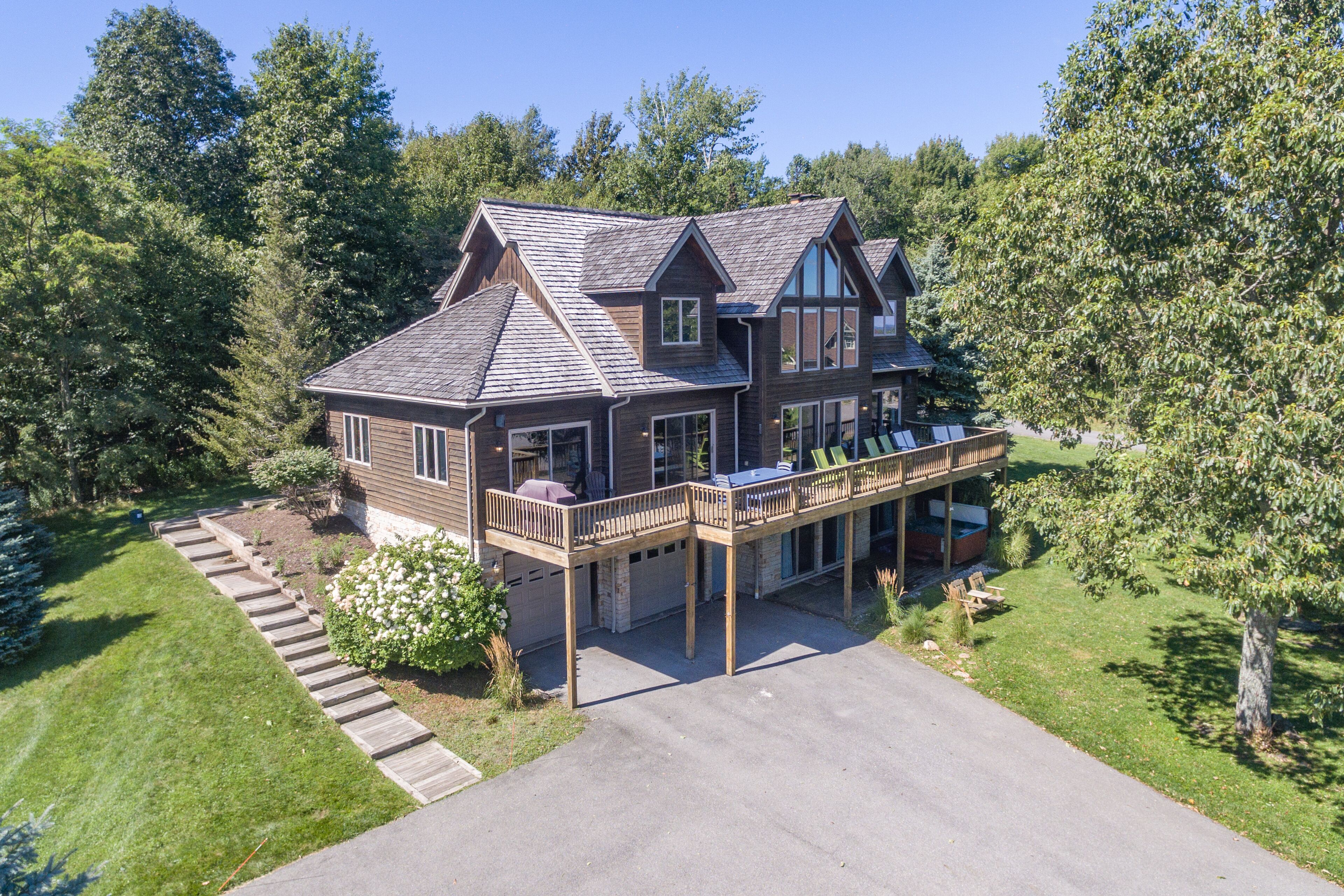 Big Sky: Ski Access, Hot Tub, Pool Table, Summer State Park Access!