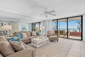 Télévision, lecteur de DVD, livres