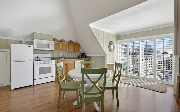 Een koelkast, een microgolfoven, een oven, een kookplaat