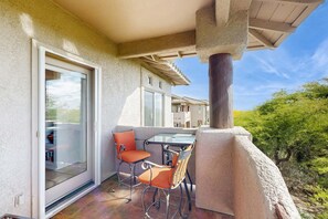 Outdoor dining - Inviting condo with balcony & clubhouse amenity access (Oro Valley)