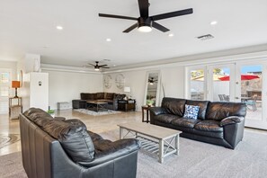 Een televisie, een open haard en een stereo