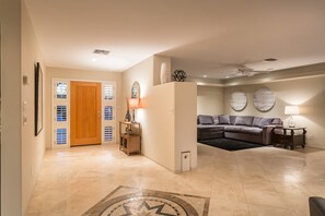 Fernseher, Kamin, Stereoanlage