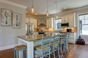 Fridge, microwave, oven, stovetop - 7 Barrier Beach Cove-360 yards to beach.  Tennis/Pickleball/Soccer nearby (Hilton Head Island)