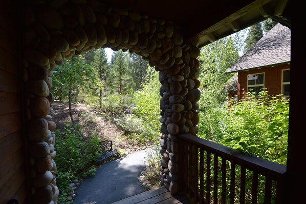 Property grounds - Cozy Mountain Home w/ Large Deck & Game Room - Minutes to Shaver Lake Village (Shaver Lake)