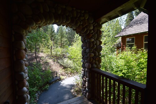 Cozy Mountain Home w/ Large Deck & Game Room - Minutes to Shaver Lake Village