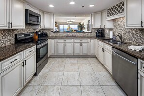 Fridge, microwave, oven, dishwasher - Surf Dweller 506, Largest Gulf Front balconies (Fort Walton Beach)