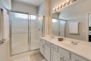 Combined shower/tub, hair dryer, towels
