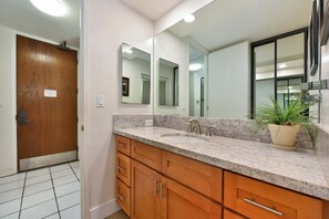 Combined shower/bathtub, hair dryer, towels, shampoo - Charming 2bd, 1st-level condo at oceanfront resort (Lahaina)