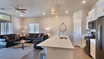 Een koelkast, een microgolfoven, een oven, een kookplaat